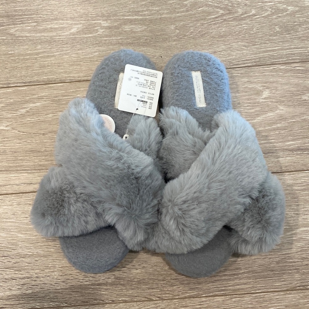 NWT Halluci Grey Fluffly Slippers *Size 9/10*